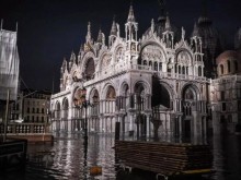 威尼斯双年展因洪灾关停展馆